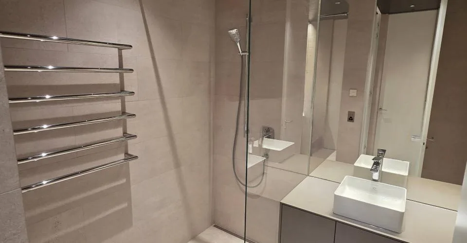 3 luxueux bureaux neuf et 3 dépôts à vendre