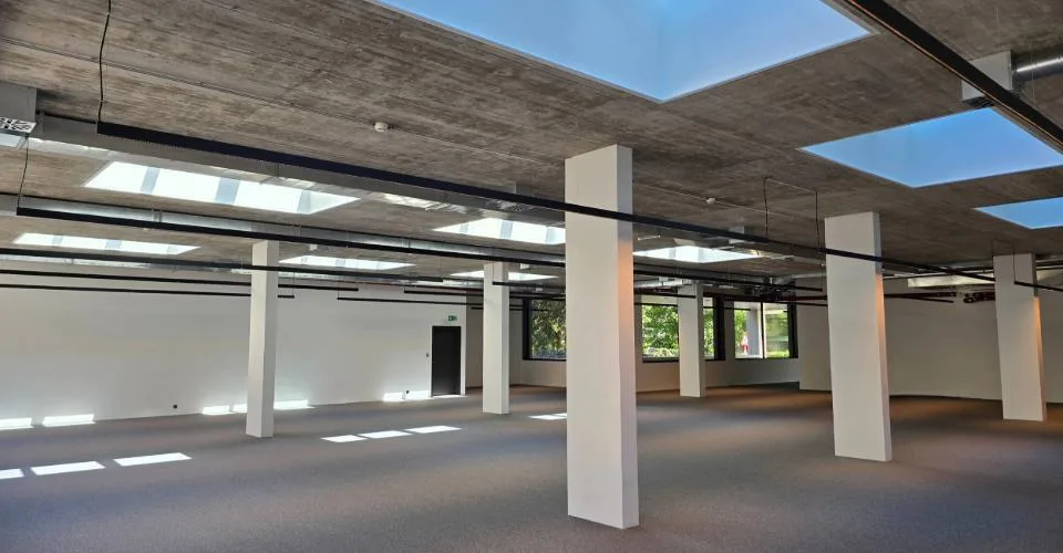 3 luxueux bureaux neuf et 3 dépôts à vendre