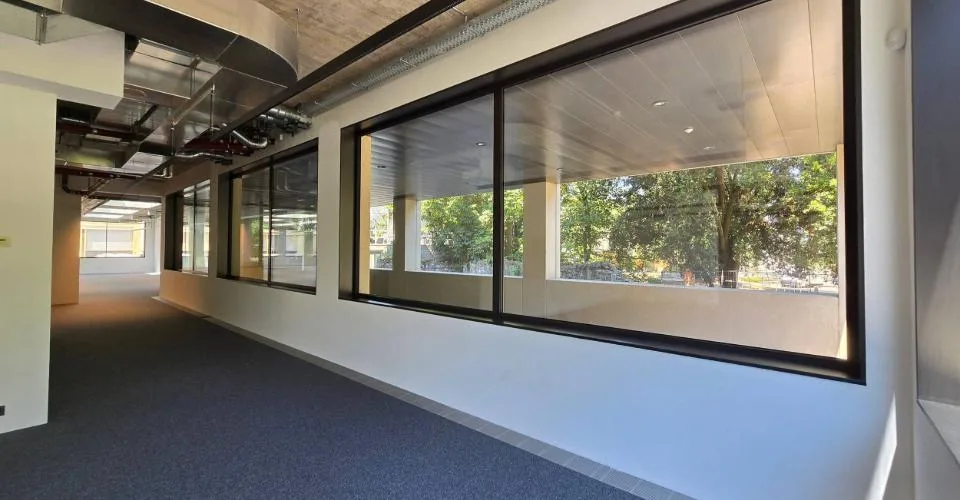 3 luxueux bureaux neuf et 3 dépôts à vendre