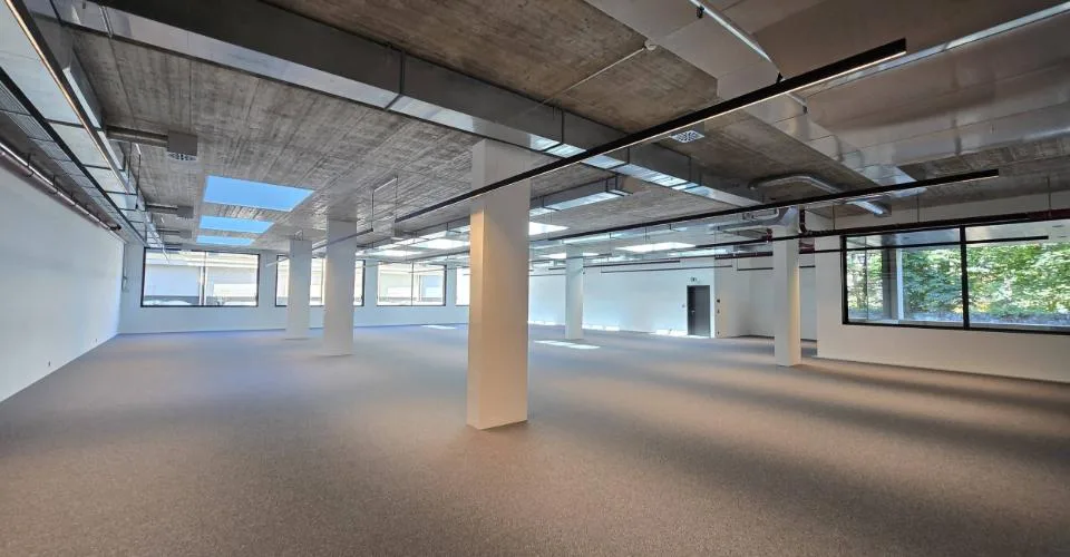 3 luxueux bureaux neuf et 3 dépôts à vendre