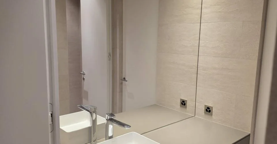 3 luxueux bureaux neuf et 3 dépôts à vendre
