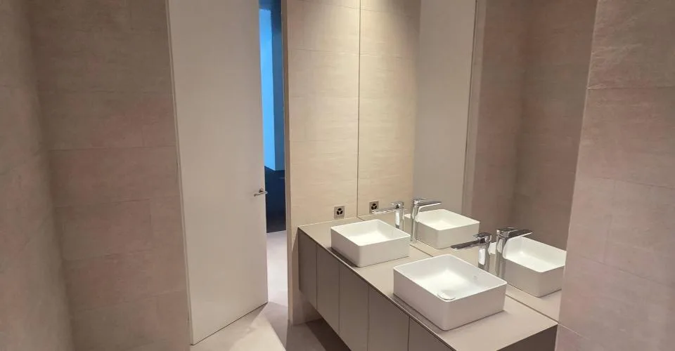 3 luxueux bureaux neuf et 3 dépôts à vendre