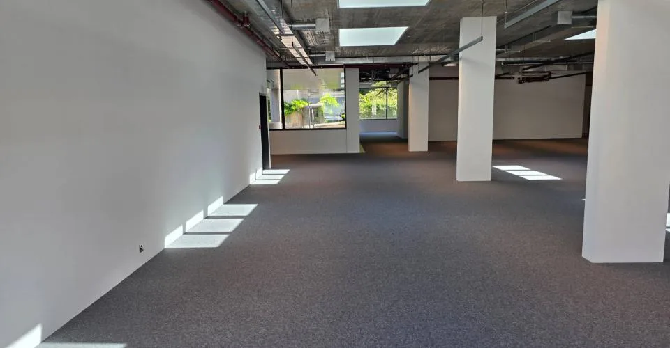 3 luxueux bureaux neuf et 3 dépôts à vendre