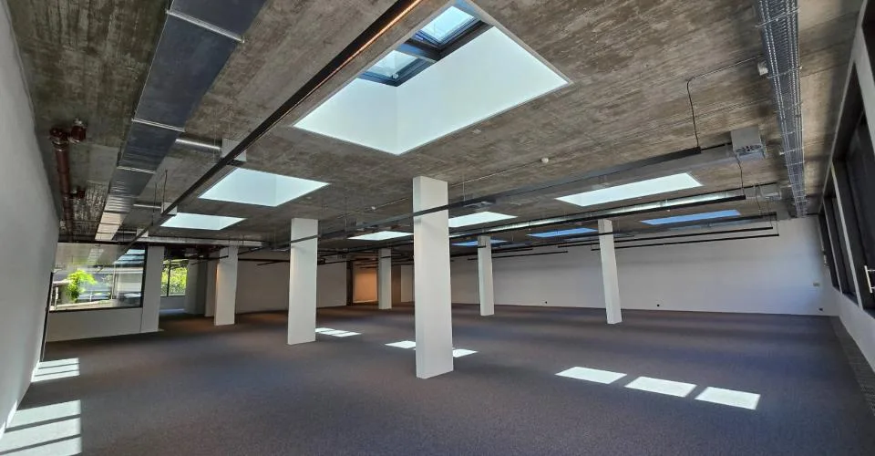 3 luxueux bureaux neuf et 3 dépôts à vendre