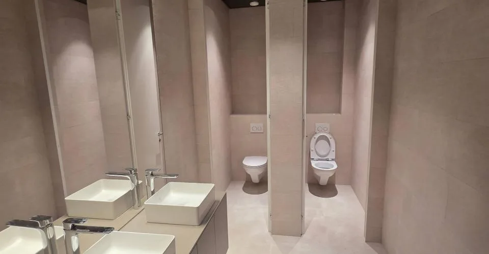 3 luxueux bureaux neuf et 3 dépôts à vendre