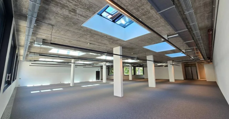 3 luxueux bureaux neuf et 3 dépôts à vendre