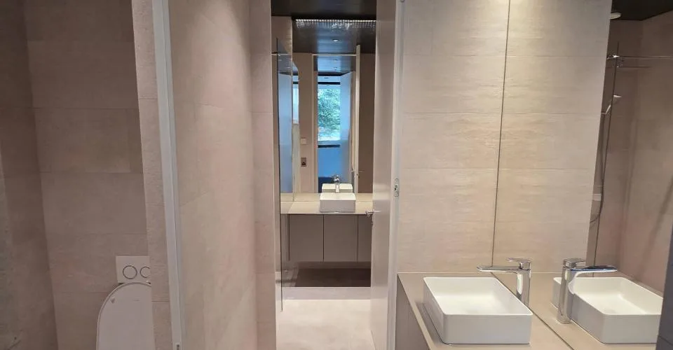 3 luxueux bureaux neuf et 3 dépôts à vendre