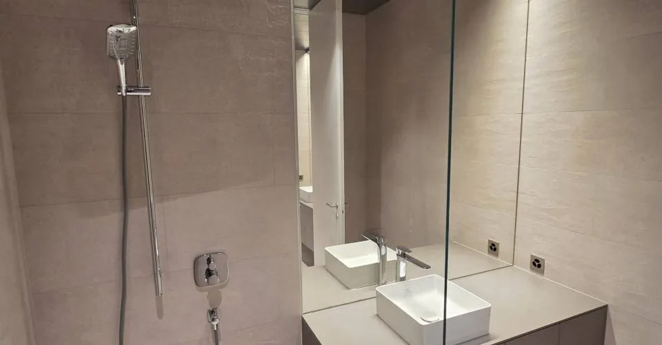 3 luxueux bureaux neuf et 3 dépôts à vendre