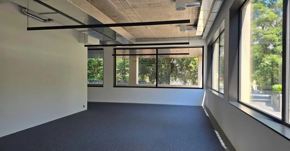 3 luxueux bureaux neuf et 3 dépôts à vendre