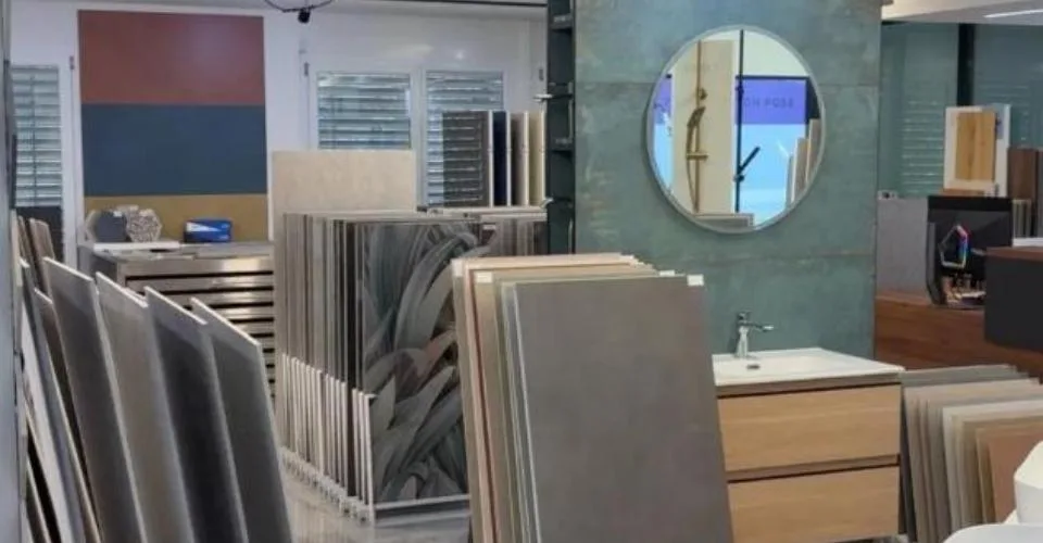 Surface commerciale de 100 m² rénovée avec visibilité exceptionnelle