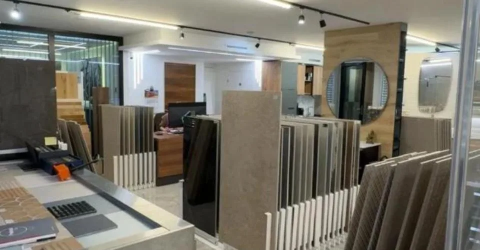 Surface commerciale de 100 m² rénovée avec visibilité exceptionnelle