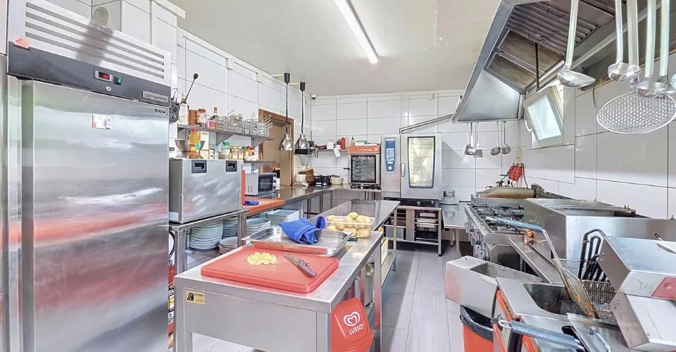 Opportunité rare : café-restaurant proche du lac à Cheyres - FR