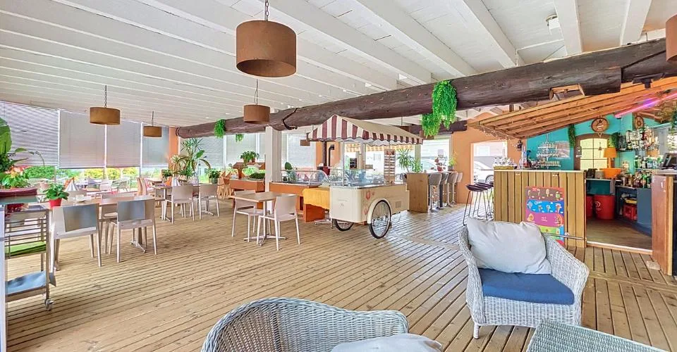 Opportunité rare : café-restaurant proche du lac à Cheyres - FR