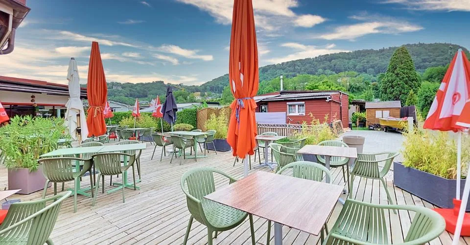 Opportunité rare : café-restaurant proche du lac à Cheyres - FR