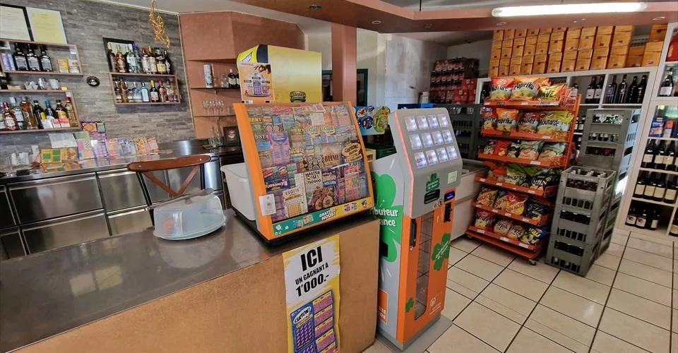 A VENDRE - Surface commerciale (café et épicerie)