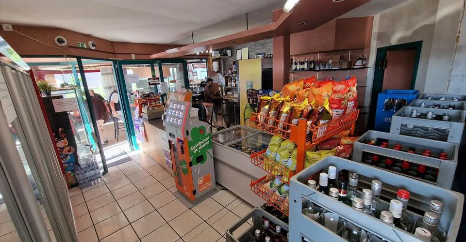 A VENDRE - Surface commerciale (café et épicerie)