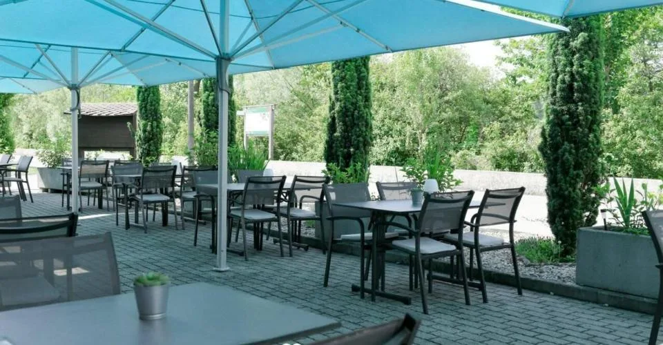 Immeuble avec restaurant, épicerie et chambres proche du lac