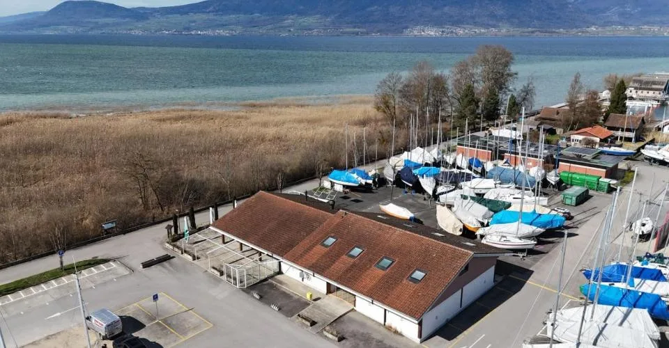 Immeuble avec restaurant, épicerie et chambres proche du lac