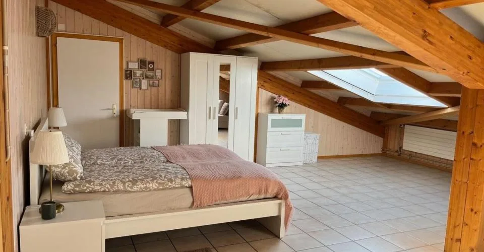 Immeuble avec restaurant, épicerie et chambres proche du lac