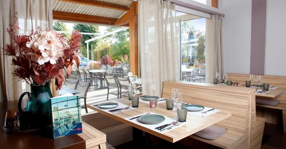Immeuble avec restaurant, épicerie et chambres proche du lac