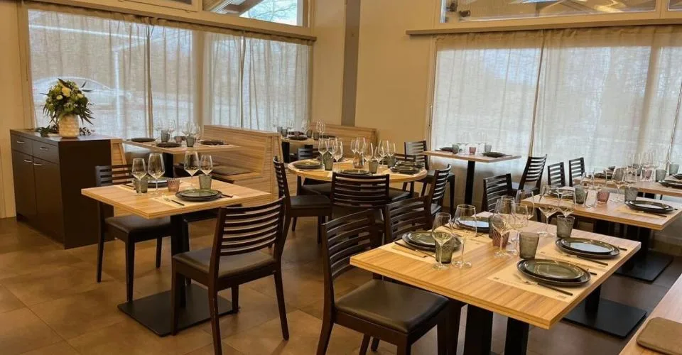 Immeuble avec restaurant, épicerie et chambres proche du lac