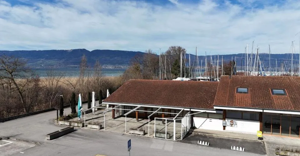 Immeuble avec restaurant, épicerie et chambres proche du lac