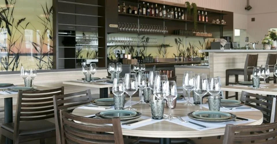 Immeuble avec restaurant, épicerie et chambres proche du lac