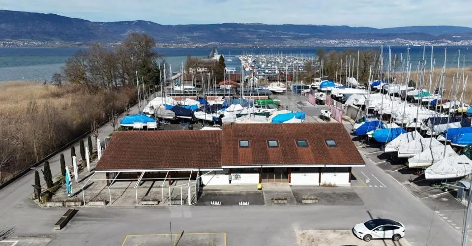 Immeuble avec restaurant, épicerie et chambres proche du lac