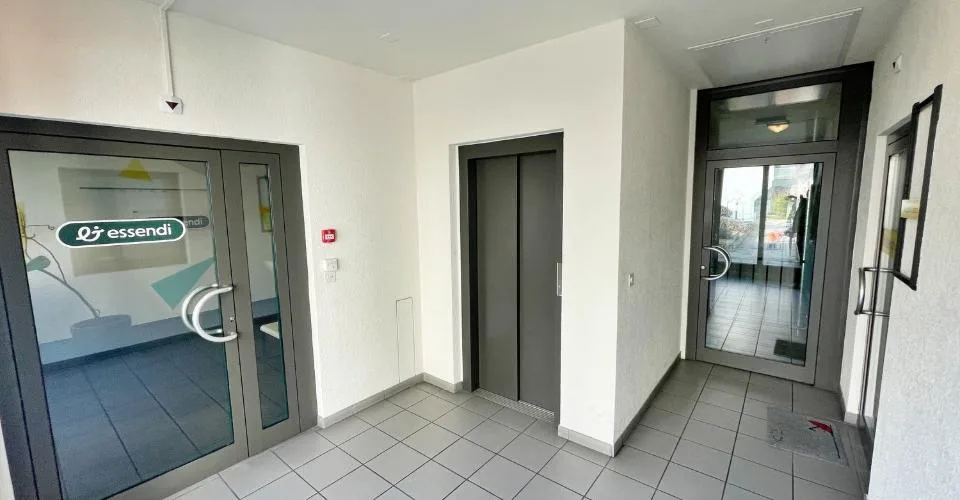 Spacieuse surface commerciales avec bureaux + dépôt de 180 m² et 3 places de parking sous-terrain à Crissier