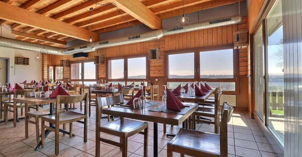 Immeuble avec restaurant et logements – Situation touristique à Vaulion