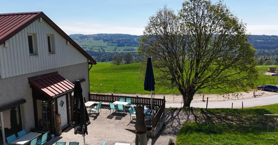 Immeuble avec restaurant et logements – Situation touristique à Vaulion
