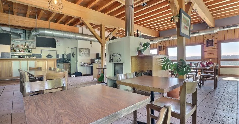 Immeuble avec restaurant et logements – Situation touristique à Vaulion