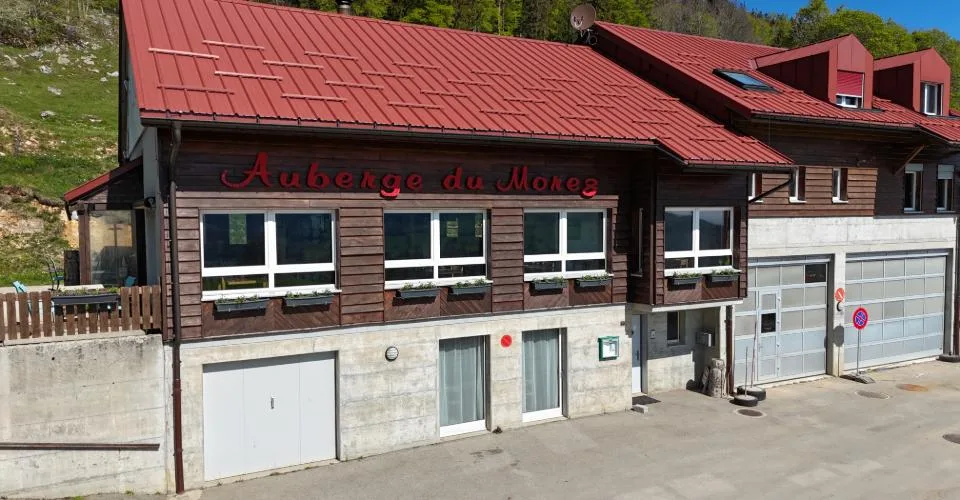 Immeuble avec restaurant et logements – Situation touristique à Vaulion