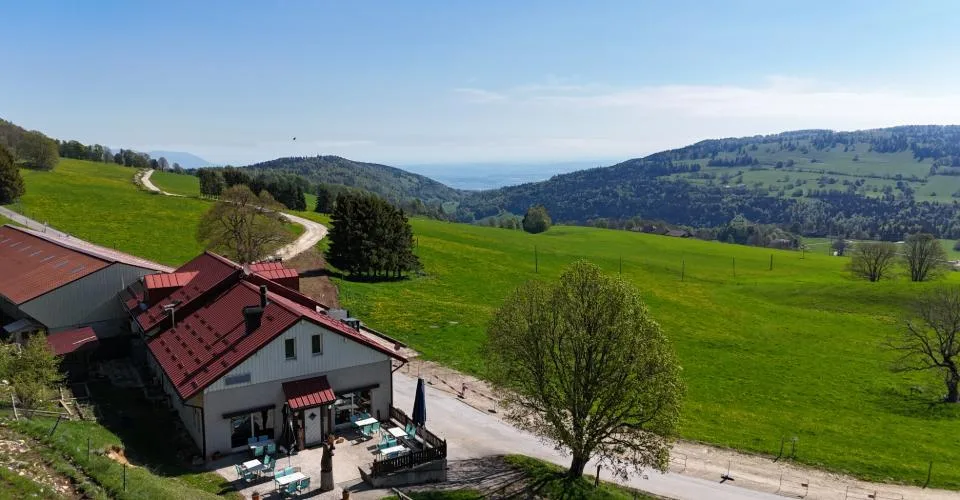 Immeuble avec restaurant et logements – Situation touristique à Vaulion