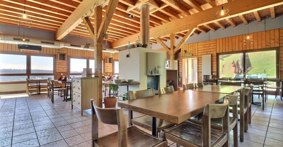 Immeuble avec restaurant et logements – Situation touristique à Vaulion