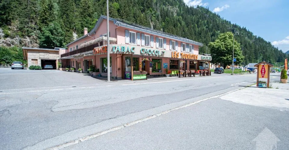 Immeuble mixte avec activités en cours – Le Châtelard (VS)