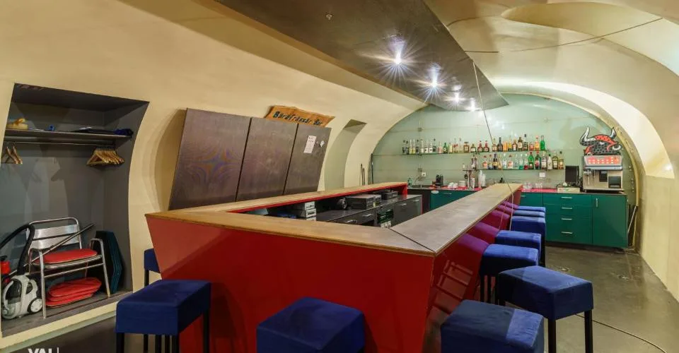 De charmantes salles de bar dans un endroit très fréquenté