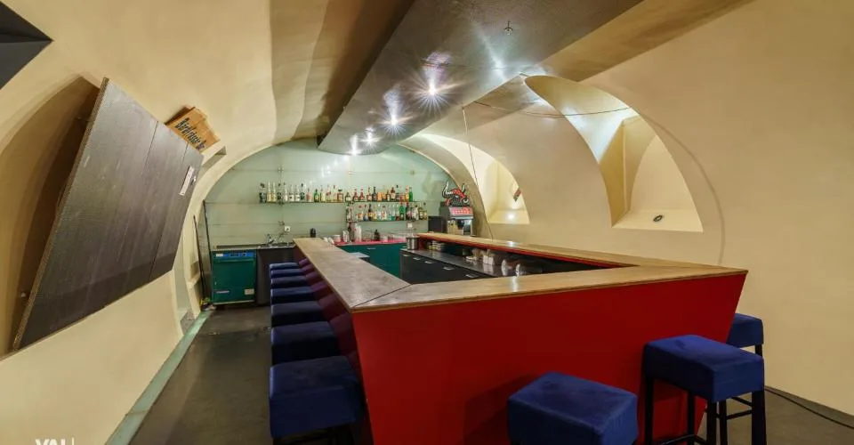 De charmantes salles de bar dans un endroit très fréquenté