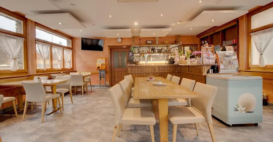 Sur la route du Grand-St-Bernard, grand restaurant à vendre