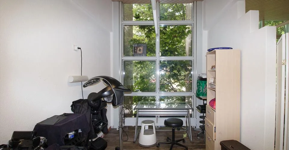 LOCAUX COMMERCIAUX ALPENTHERME, modernes, idéalement situés, lumineux, accessibles aux fauteuils roulants