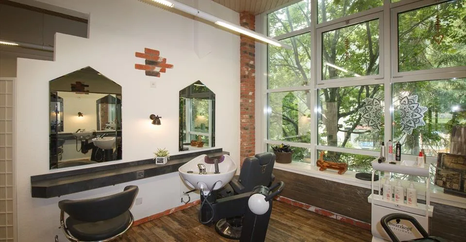 LOCAUX COMMERCIAUX ALPENTHERME, modernes, idéalement situés, lumineux, accessibles aux fauteuils roulants