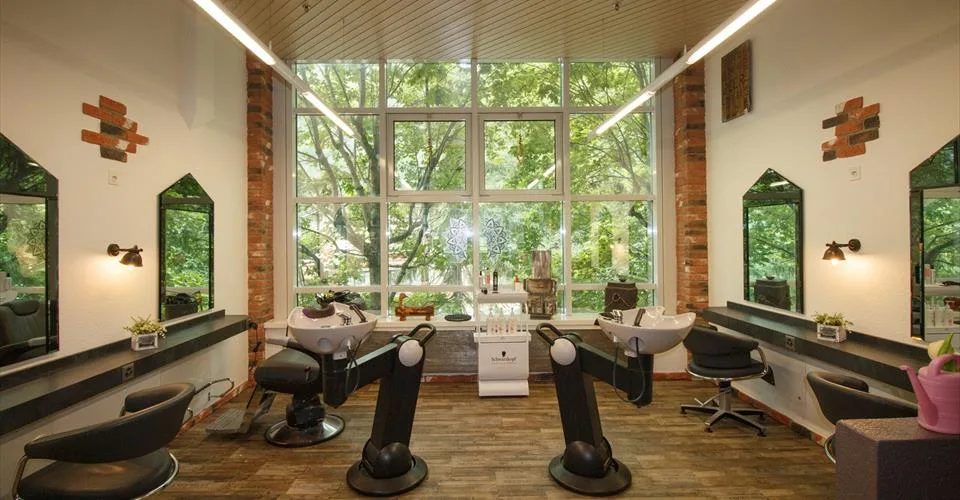 LOCAUX COMMERCIAUX ALPENTHERME, modernes, idéalement situés, lumineux, accessibles aux fauteuils roulants