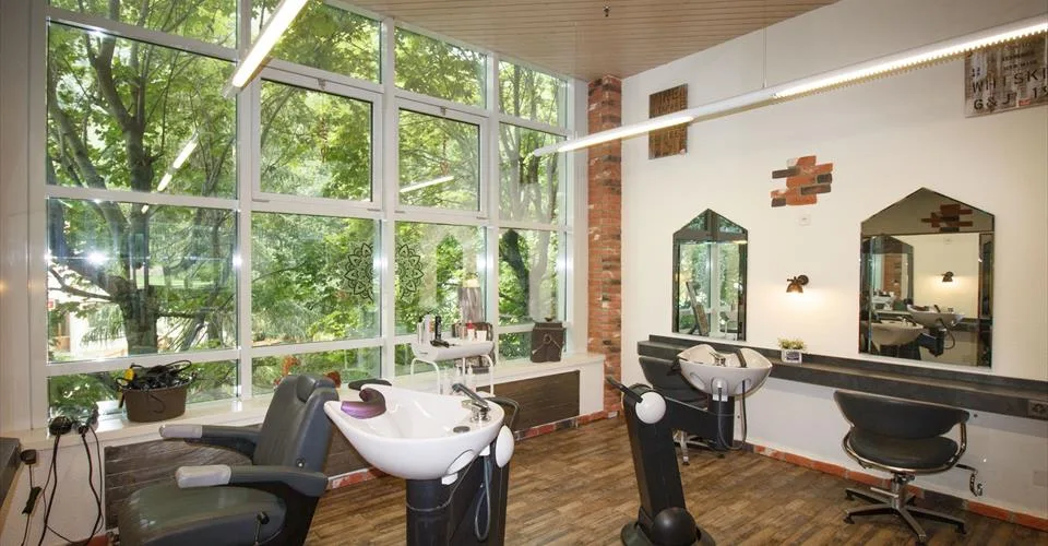 LOCAUX COMMERCIAUX ALPENTHERME, modernes, idéalement situés, lumineux, accessibles aux fauteuils roulants