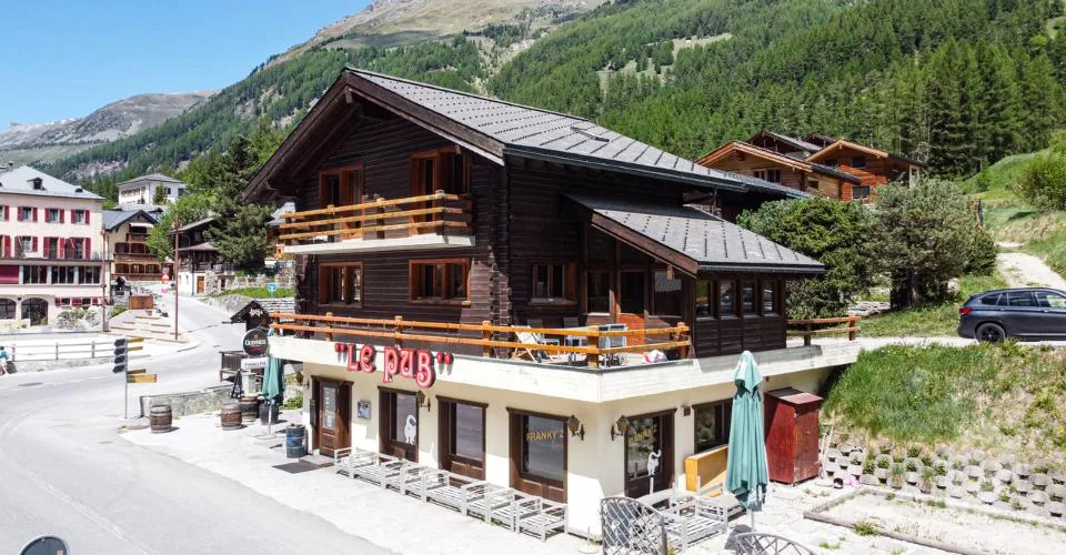 Exceptionnel : bistrot avec duplex 5.5 pièces et studio indépendant