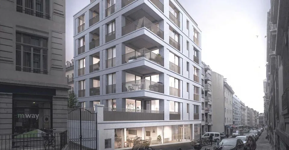 Grande arcade au centre-ville dans immeuble neuf