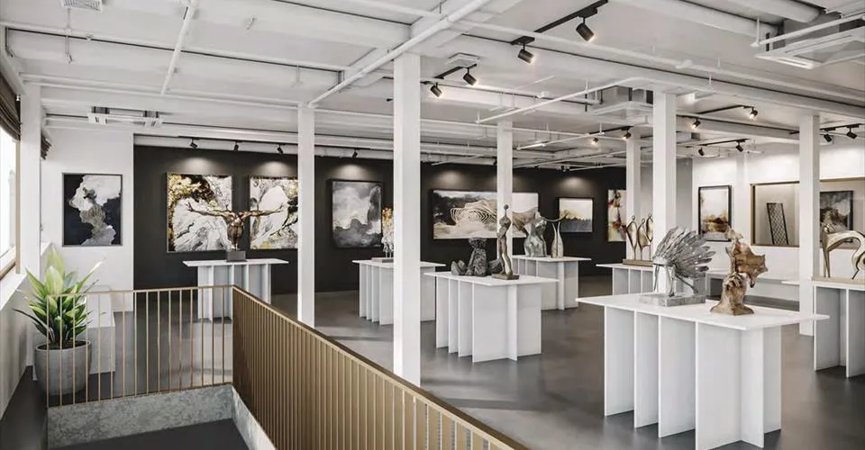 Grande arcade au centre-ville dans immeuble neuf