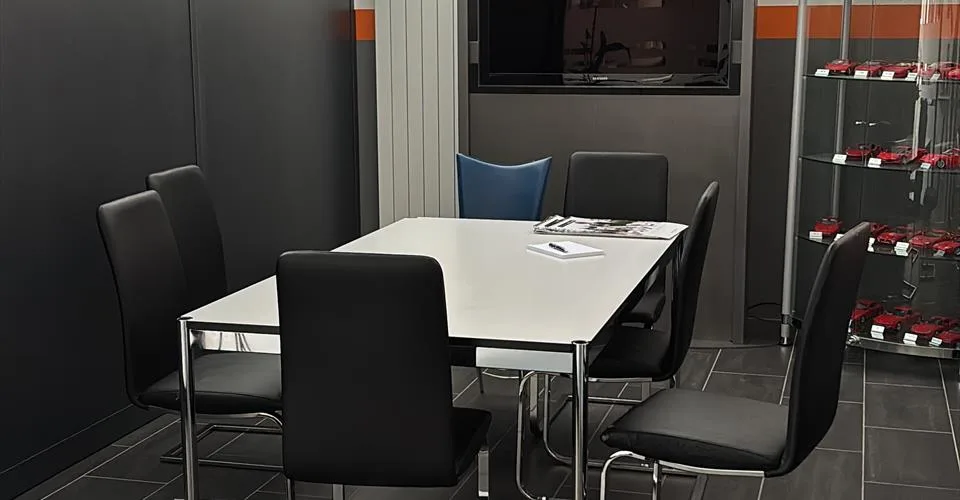 A vendre à Moutier, idéalement situés, bureaux avec dépôt, exposition, vitrines, places de parking