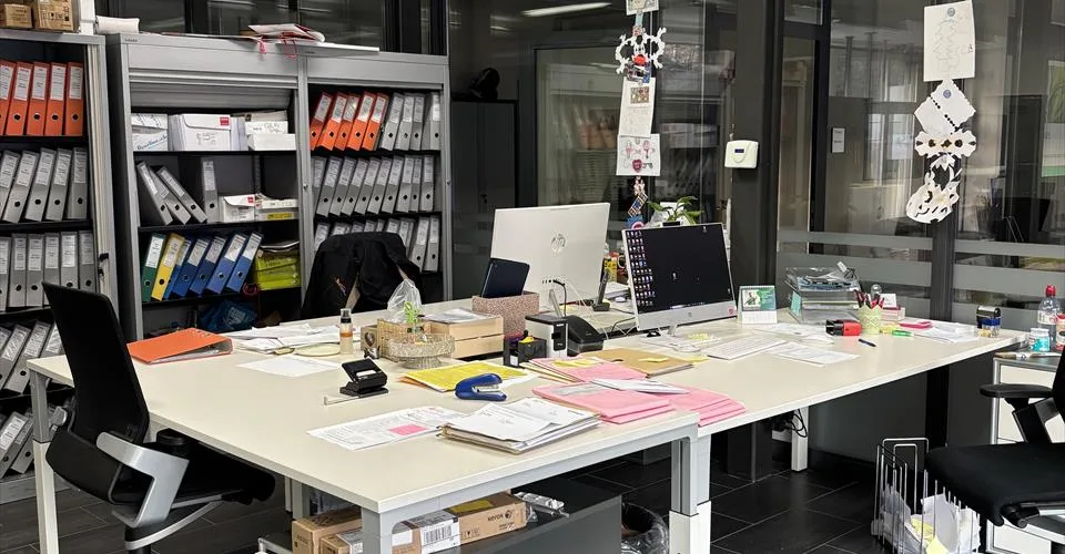 A vendre à Moutier, idéalement situés, bureaux avec dépôt, exposition, vitrines, places de parking