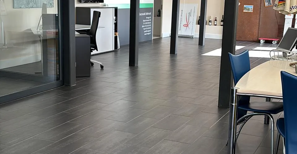 A vendre à Moutier, idéalement situés, bureaux avec dépôt, exposition, vitrines, places de parking