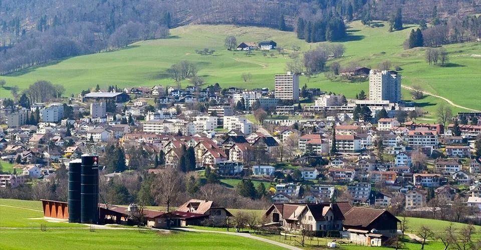 À Moutier bâtiment avec logements et restauration-hôtellerie